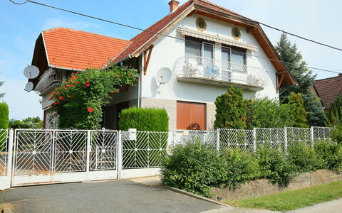 Cabernet: Fabriek, Lucht, Gebouw, Eigendom, Venster, Huis, Boom, Land Lot, Woongebied, Verblijf