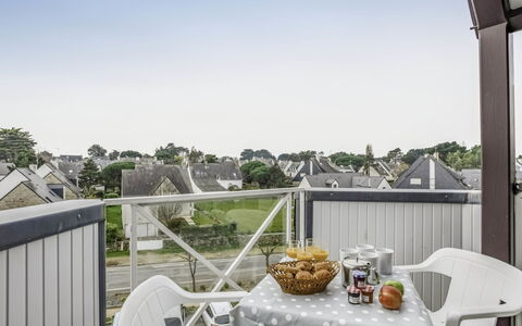Carnac 181: Lucht, Tafel, Eigendom, Gebouw, Stoel, Boom, Architectuur, Tableware, Interieur Ontwerp, Venster