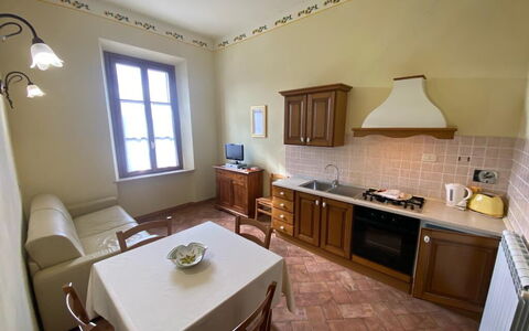 Bazzani Apartments In Siena: Meubilair, Eigendom, Tafel, Venster, Hout, Cabinetry, Stoel, Interieur Ontwerp, Gebouw, Kamerplant