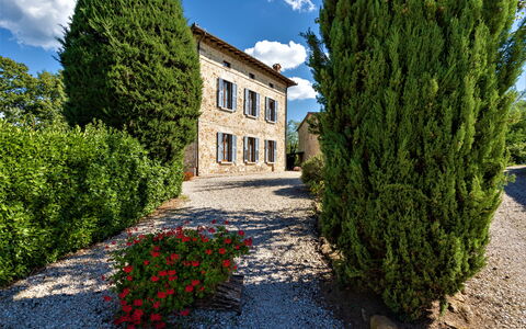 Bazzani Apartments In Siena: Wolk, Fabriek, Lucht, Eigendom, Venster, Gebouw, Natuurlijk Landschap, Weg Oppervlak, Architectuur, Boom