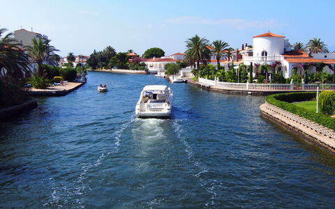 Port Mistral: Water, Lucht, Watervoorraden, Boot, Fabriek, Watercraft, Azure, Boom, Meer, Zwemwater