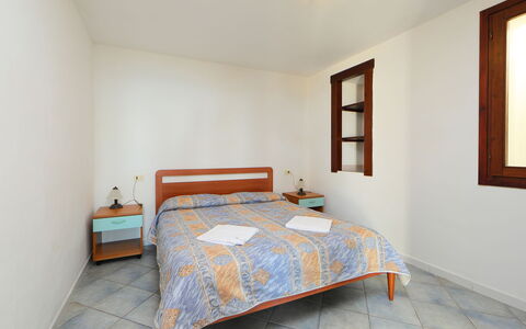 Valledoria 735: Meubilair, Gebouw, Eigendom, Comfort, Venster, Azure, Schaduw, Hout, Huis, Bed