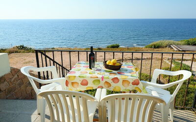 Valledoria 735: Water, Lucht, Tafel, Eigendom, Meubilair, Fabriek, Licht, Stoel, Natuur, Azure