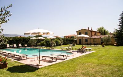 Agriturismo Il Sambuco: Zwembad, Eigendom, Huis, Gebouw, Onroerend Goed, Toevlucht, Landgoed, Gras, Huis, Woongebied