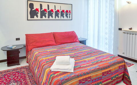 Villa Helvezia - Levanto: Slaapkamer, Bed, Laken, Bedding, Meubilair, Kamer, Bed Frame, Rood, Eigendom, Verdieping