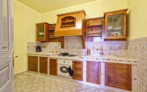 Maria: Kamer, Cabinetry, Meubilair, Keuken, Eigendom, Countertop, Tegel, Interieur Ontwerp, Gebouw, Verdieping