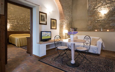 Suite 112: Kamer, Eigendom, Interieur Ontwerp, Meubilair, Woonkamer, Gebouw, Verdieping, Muur, Onroerend Goed, Huis