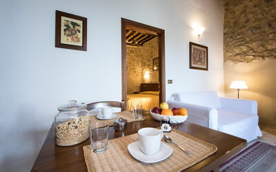 Apartment 101: Kamer, Eigendom, Interieur Ontwerp, Meubilair, Gebouw, Tafel, Huis, Muur, Onroerend Goed, Restaurant