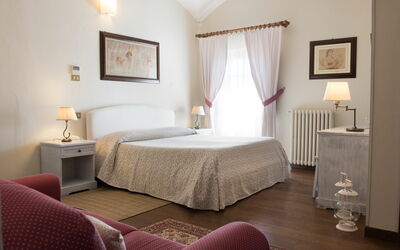 Double Bedroom Superior: Slaapkamer, Bed, Meubilair, Kamer, Eigendom, Laken, Bed Frame, Interieur Ontwerp, Suite, Muur