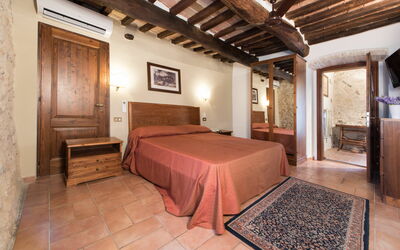 Double Bedroom: Slaapkamer, Kamer, Eigendom, Meubilair, Bed, Gebouw, Plafond, Interieur Ontwerp, Laken, Onroerend Goed
