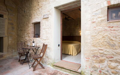 Small Double Bedroom: Eigendom, Kamer, Gebouw, Muur, Huis, Architectuur, Interieur Ontwerp, Verdieping, Stenen Muur, Venster