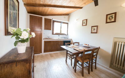 Apartment 104: Kamer, Eigendom, Gebouw, Meubilair, Huis, Tafel, Interieur Ontwerp, Verdieping, Plafond, Hardwood