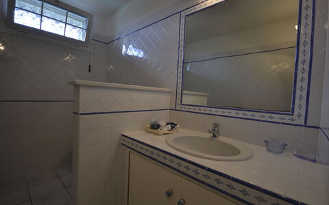 Casale Valentina: Badkamer, Eigendom, Kamer, Architectuur, Wastafel, Kraan, Tegel, Loodgieterswerkinrichting, Interieur Ontwerp, Huis