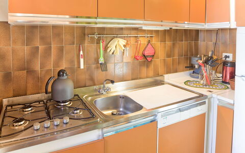 The Twins Apartment - Champoluc: Keuken, Kamer, Countertop, Eigendom, Cabinetry, Meubilair, Gootsteen, Wastafel, Tegel, Fornuis