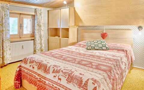 The Twins Apartment - Champoluc: Slaapkamer, Bed, Kamer, Meubilair, Laken, Eigendom, Bed Frame, Bedding, Interieur Ontwerp, Matras