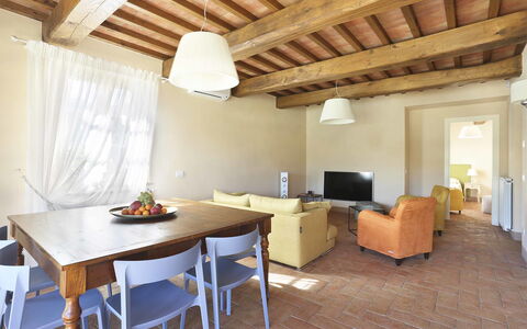 Il Grappolo: Kamer, Eigendom, Gebouw, Meubilair, Interieur Ontwerp, Verdieping, Huis, Tafel, Onroerend Goed, Plafond