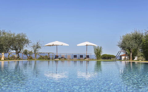 Il Grappolo: Water, Toevlucht, Eigendom, Zwembad, Lucht, Vrije Tijd, Boom, Vakantie, Reflecting Pool, Architectuur