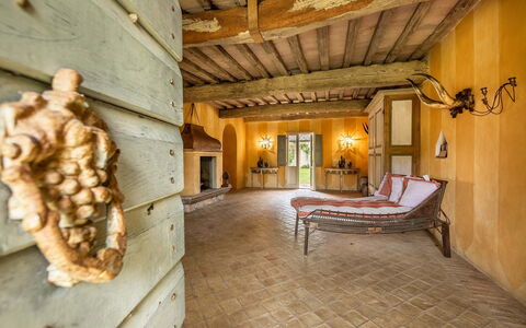 Lavacchio 18: Hout, Gebouw, Interieur Ontwerp, Muur, Verdieping, Deur, Hardwood, Flooring, Straal, Boom