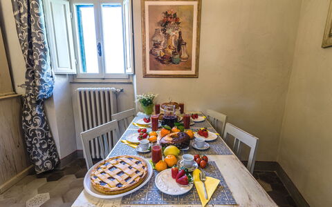 Michelangelo Cortona Apartment: Kamer, Eigendom, Geel, Interieur Ontwerp, Huis, Brunch, Ontbijt, Meubilair, Maaltijd, Tafel