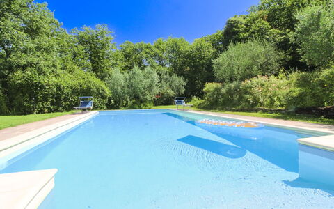 Villa Gioiosa: Blauw, Zwembad, Water, Schaduw, Tuin, Toevlucht, Landscaping, Waterpartij, Eco Hotel, Backyard