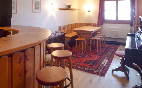 Chalet Clairval: Meubilair, Eigendom, Tafel, Hout, Venster, Interieur Ontwerp, Verlichting, Flooring, Verdieping, Hardwood
