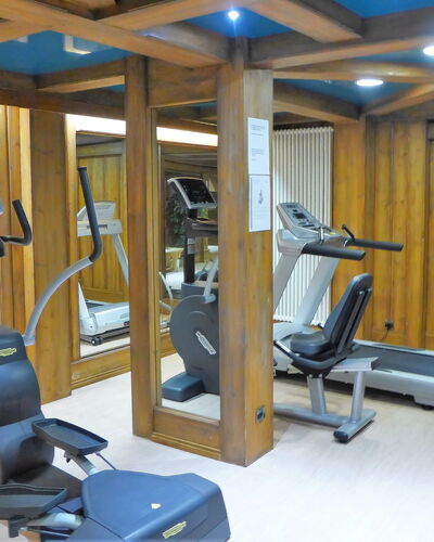 Chamonix 820: Oefeningsmachine, Eigendom, Gebouw, Oefen Materiaal, Interieur Ontwerp, Verdieping, Flooring, Comfort, Sportschool