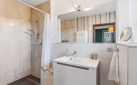 Řeporyje: Flooring, Verdieping, Loodgieterswerkinrichting, Interieur Ontwerp, Badkamer, Wastafel, Hout, Kraan, Wastafel In De Badkamer, Badkamerkast