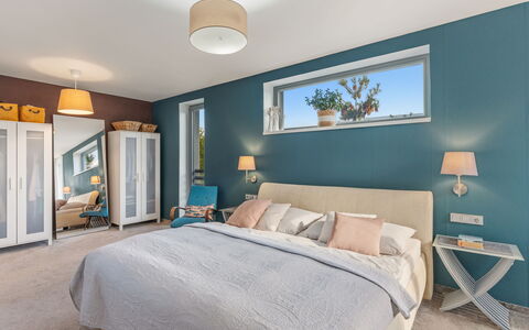 Řeporyje: Meubilair, Bed, Slaapkamer, Interieur Ontwerp, Plafond, Hout, Laken, Flooring, Bedding, Verdieping
