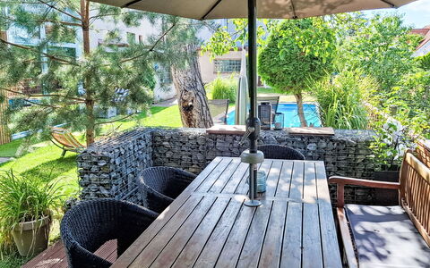 Řeporyje: Meubilair, Stoel, Buitenmeubels, Tafel, Hout, Buitentafel, Keuken En Eettafel, Schaduw, Tuin, Paraplu