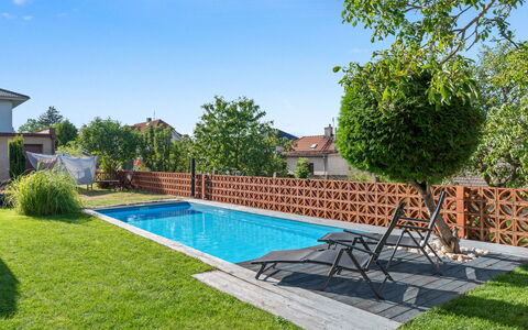 Řeporyje: Zwembad, Woongebied, Tuin, Huis, Samengesteld Materiaal, Buitenmeubels, Backyard, Eco Hotel, Schaduw, Vrije Tijd