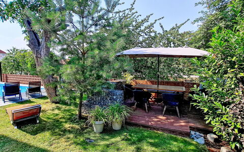 Řeporyje: Meubilair, Stoel, Buitenmeubels, Tafel, Hout, Buitentafel, Keuken En Eettafel, Schaduw, Tuin, Paraplu