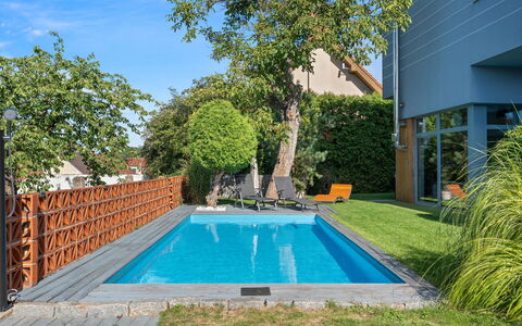 Řeporyje: Zwembad, Blauw, Samengesteld Materiaal, Toevlucht, Vrije Tijd, Eco Hotel, Tuin, Schaduw, Backyard, Landscaping