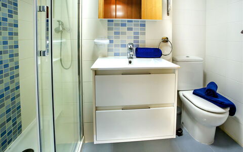 Marina Raset: Wastafel, Loodgieterswerkinrichting, Blauw, Badkamer, Purper, Spiegel, Interieur Ontwerp, Verdieping, Gebouw