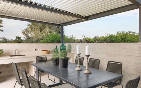 Oliva: Eigendom, Gebouw, Huis, Meubilair, Onroerend Goed, Kamer, Tafel, Interieur Ontwerp, Patio, Buitentafel