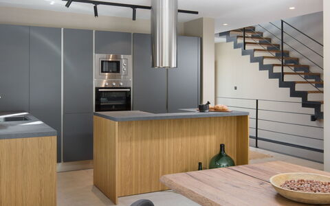 Oliva 1: Kamer, Eigendom, Interieur Ontwerp, Cabinetry, Countertop, Meubilair, Wastafel, Badkamer, Gebouw, Plafond