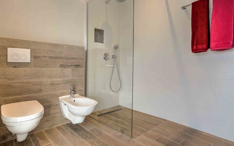 Races: Eigendom, Loodgieterswerkinrichting, Kraan, Gebouw, Wit, Product, Badkamer, Purper, Hout
