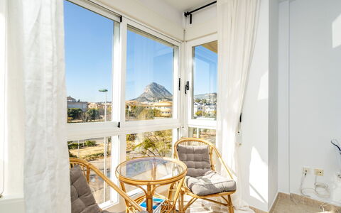 Montanar Luz: Eigendom, Meubilair, Gebouw, Schaduw, Hout, Interieur Ontwerp, Comfort, Venster, Gordijn