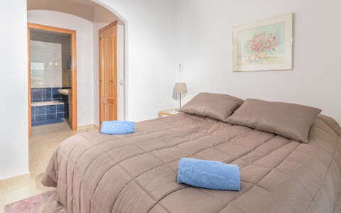 Montanar Luz: Meubilair, Eigendom, Comfort, Azure, Hout, Bed, Hoofdkussen, Interieur Ontwerp, Verdieping