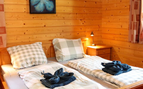 Chalet Jupiter: Slaapkamer, Kamer, Meubilair, Bed, Eigendom, Interieur Ontwerp, Muur, Laken, Comfort, Tafel