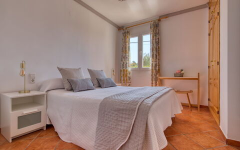 La Felicidad: Slaapkamer, Bed, Meubilair, Kamer, Eigendom, Laken, Interieur Ontwerp, Bed Frame, Verdieping, Muur