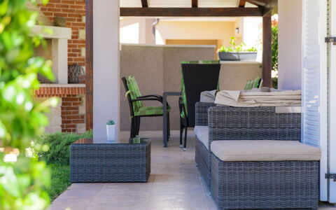 Villa Valentina: Eigendom, Meubilair, Gebouw, Kamer, Verdieping, Interieur Ontwerp, Onroerend Goed, Veranda, Huis, Balkon