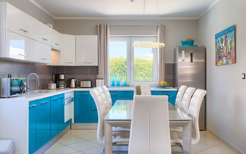 Villa Valentina: Meubilair, Cabinetry, Tafel, Countertop, Venster, Stoel, Blauw, Keuken, Wastafel