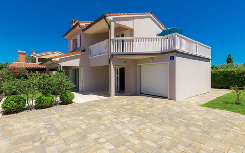 Villa Valentina: Lucht, Fabriek, Eigendom, Gebouw, Venster, Huis, Boom, Land Lot, Schaduw, Woongebied