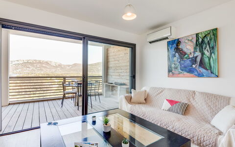 Porto Vecchio 120: Meubilair, Tafel, Bankstel, Azure, Interieur Ontwerp, Verlichting, Venster, Architectuur, Woonkamer, Schaduw