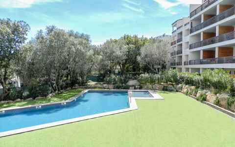 Porto Vecchio 120: Water, Fabriek, Wolk, Gebouw, Lucht, Azure, Boom, Land Lot, Vegetation, Gras
