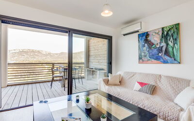 Résidence Cita di Sali 120.7: Meubilair, Tafel, Bankstel, Azure, Interieur Ontwerp, Verlichting, Venster, Architectuur, Woonkamer, Schaduw