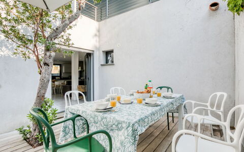 St Cyprien Plage: Tafel, Meubilair, Eigendom, Stoel, Groen, Gebouw, Interieur Ontwerp, Tableware, Fabriek, Tafelkleed