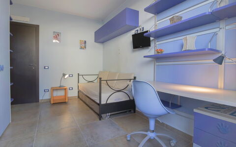 Serra: Kamer, Eigendom, Meubilair, Gebouw, Interieur Ontwerp, Verdieping, Purper, Muur, Plafond