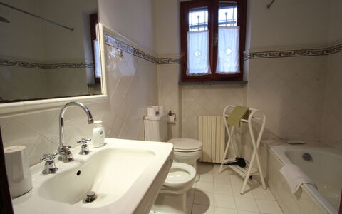 Residenza Marechiaro: Spiegel, Kraan, Wastafel, Eigendom, Loodgieterswerkinrichting, Wastafel In De Badkamer, Venster, Badkamer, Interieur Ontwerp