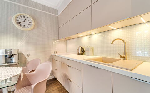 Willa Maria: Cabinetry, Eigendom, Countertop, Meubilair, Kraan, Wastafel, Wit, Keuken, Hout, Loodgieterswerkinrichting